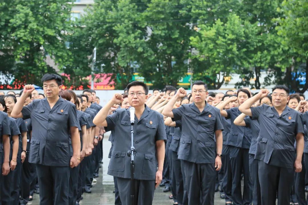 女子用跺脚和爱犬互动 狗狗竟无师自通跳起街舞